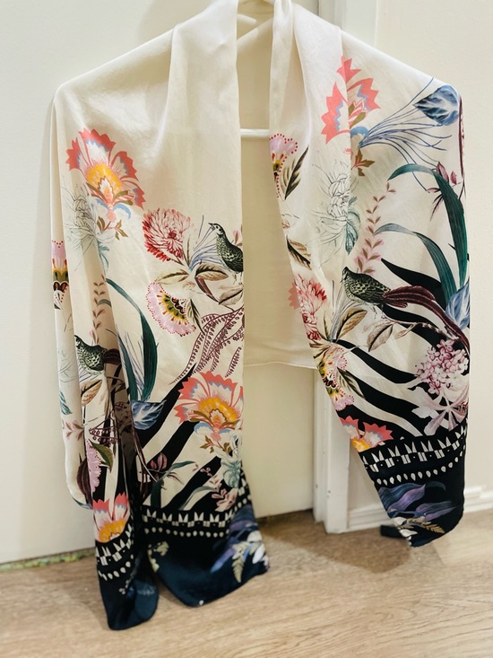 Ted Baker Dyanna Decadence Long Scarf. 

Crafted from 100% silk - Picture 2 of 12